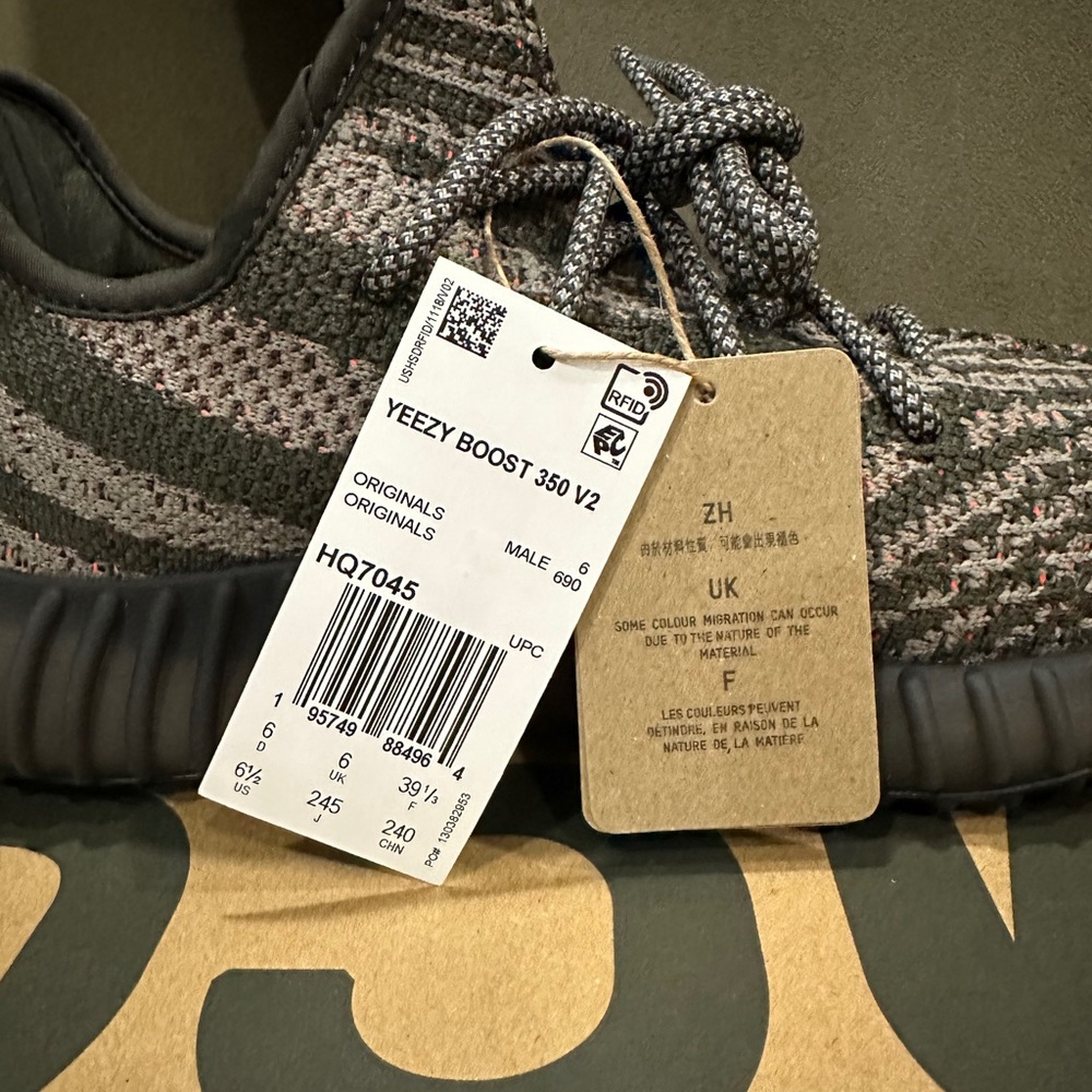 BNWT Yeezy 350 V2 Carbon Beluga - Picture 4 of 7